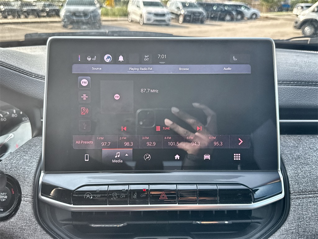 2022 Jeep Compass Latitude Lux photo 15