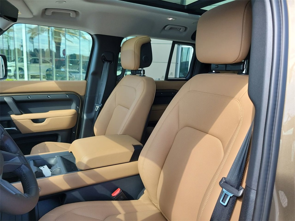 2025 Land Rover Defender 110 S photo 24