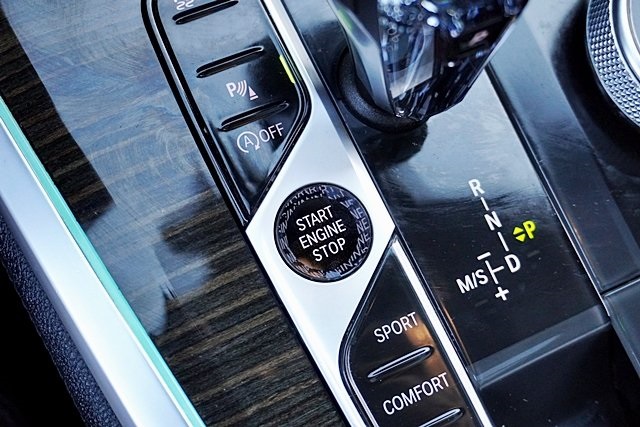 Used 2020 White BMW sDrive40i image 35