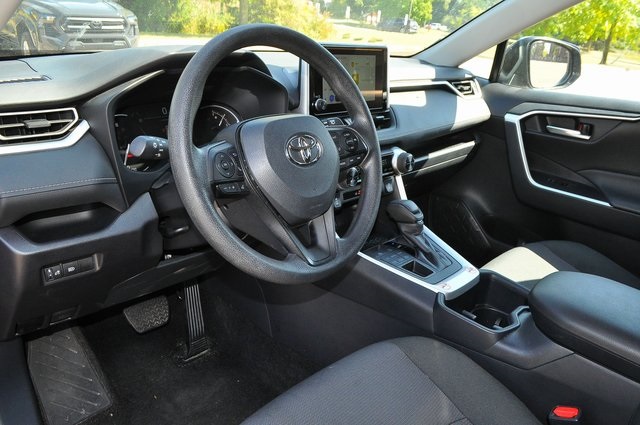 2025 Toyota RAV4 XLE photo 8