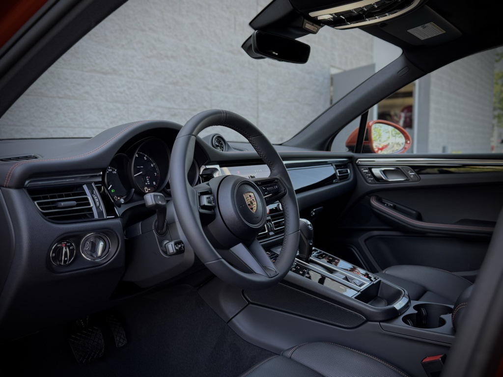 2025 Porsche Macan T photo 4