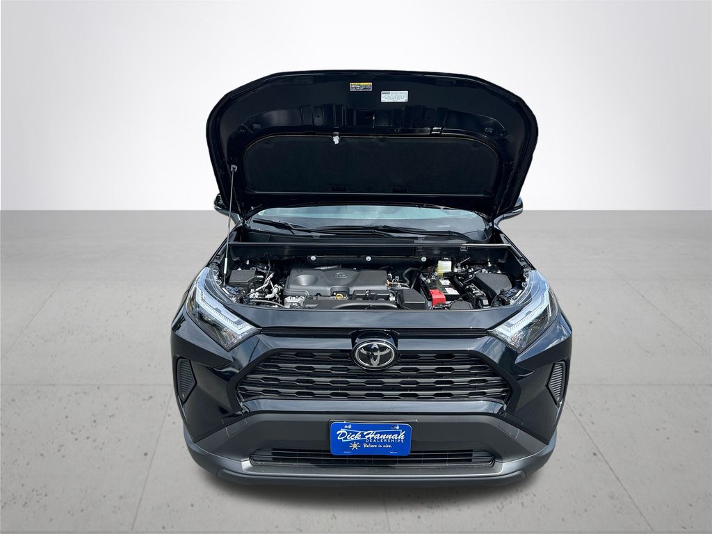 2025 Toyota RAV4 XLE photo 4