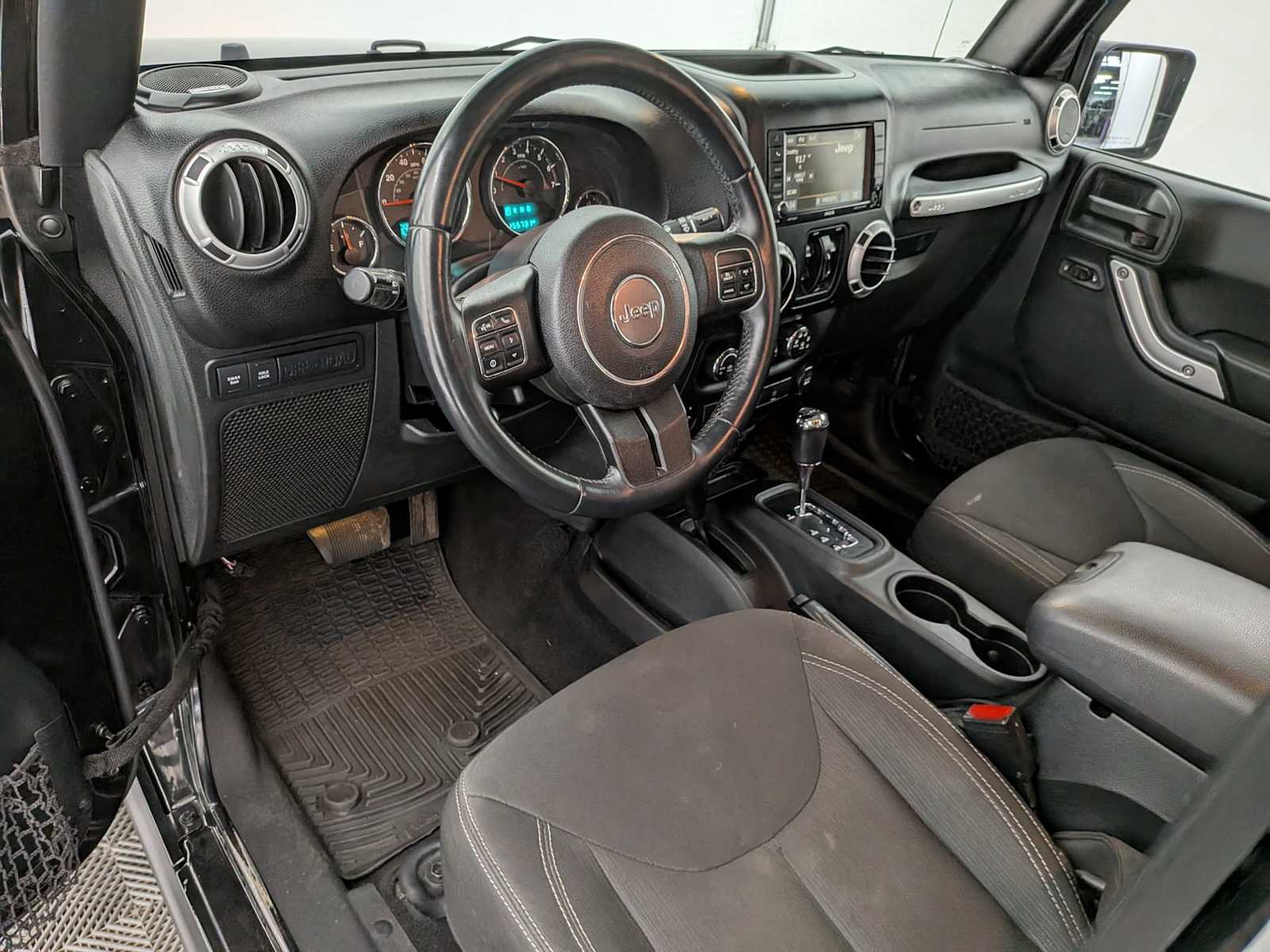 2015 Jeep Wrangler Unlimited Rubicon photo 2