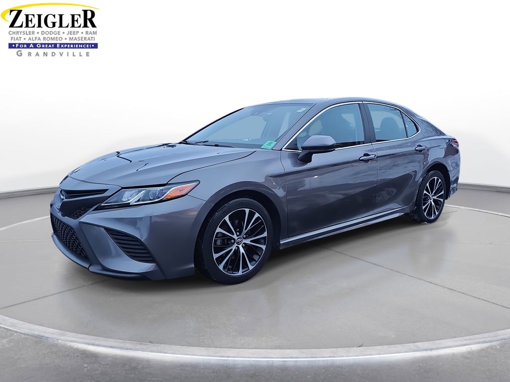 2020 Toyota Camry SE's photo