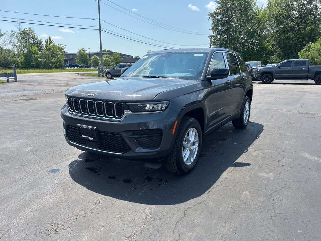 2025 Jeep Grand Cherokee Laredo photo 2