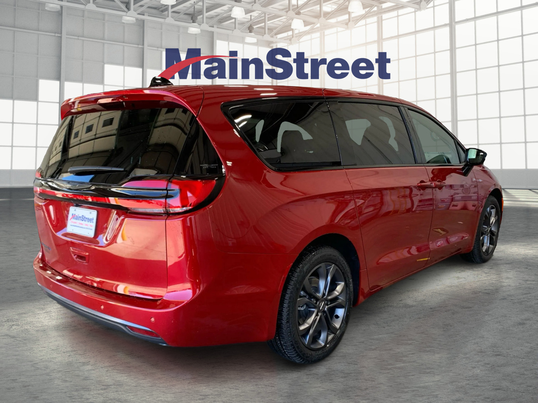 2026 Chrysler Pacifica photo 4