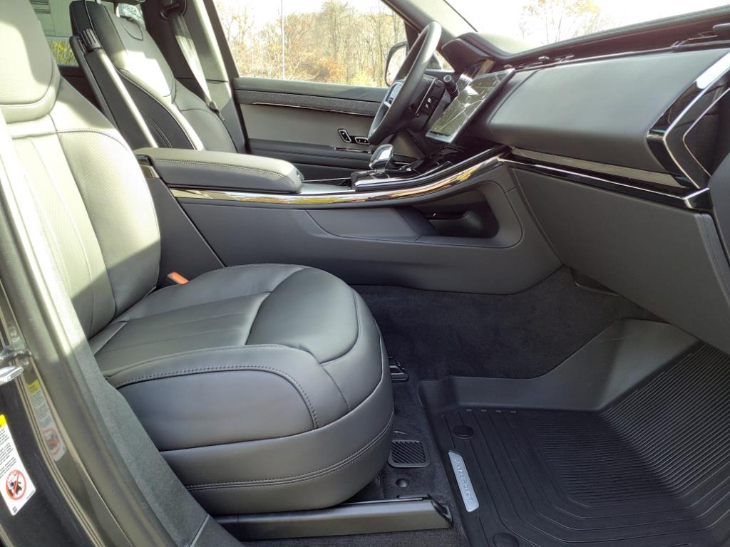 2025 Land Rover Range Rover Sport SE photo 3