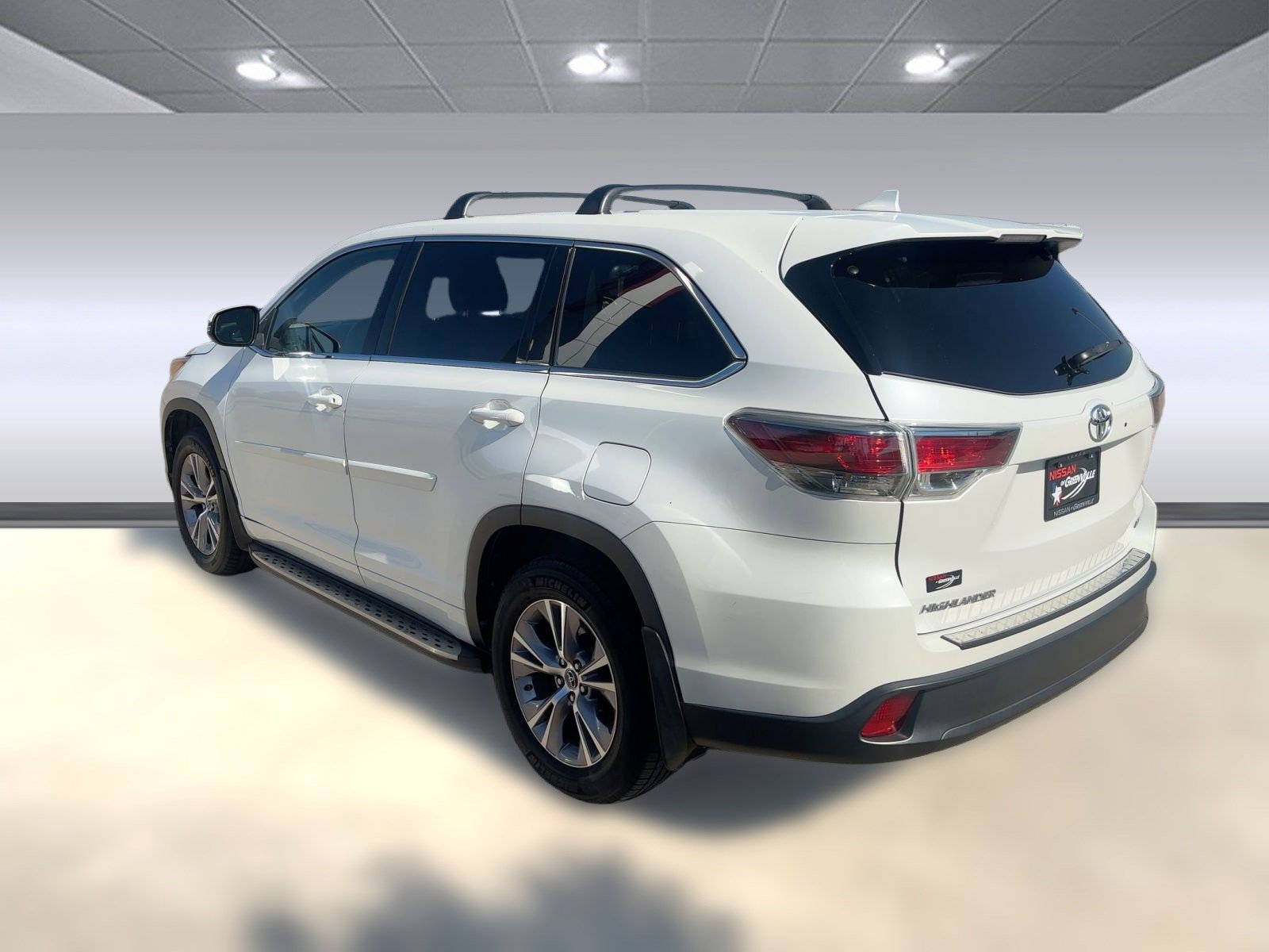 2016 Toyota Highlander LE photo 3