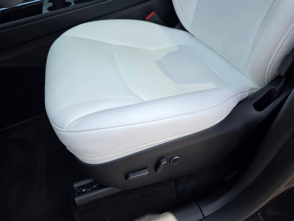 2025 Tesla Model Y Long Range photo 12