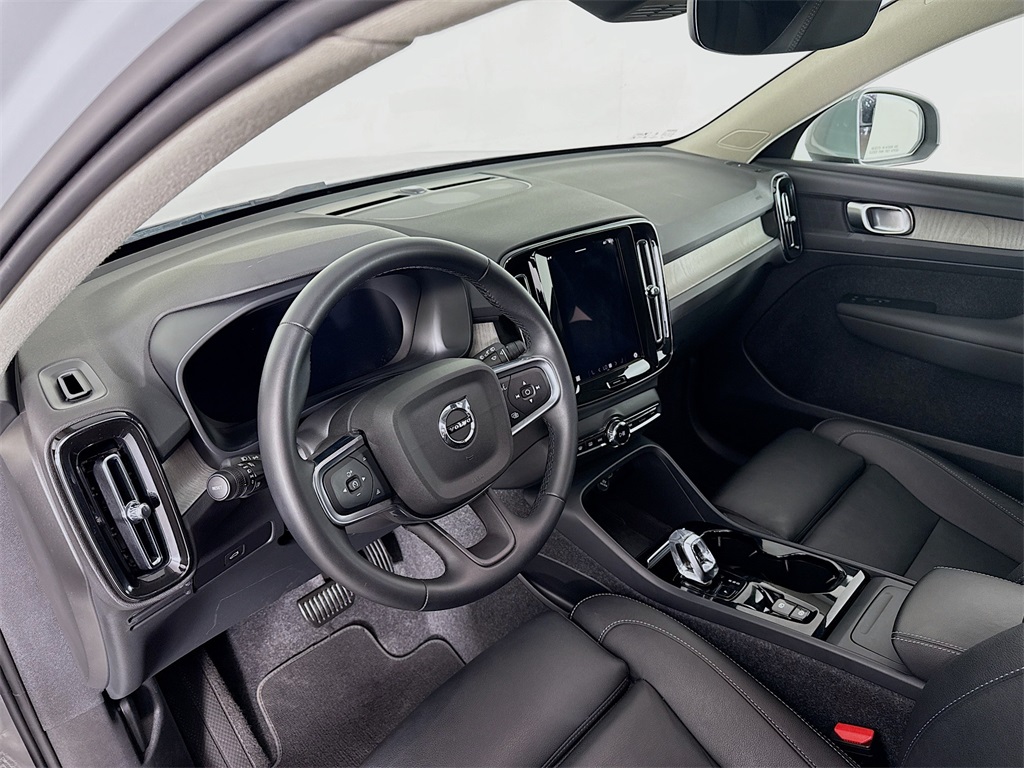 2025 Volvo XC40 Plus photo 4