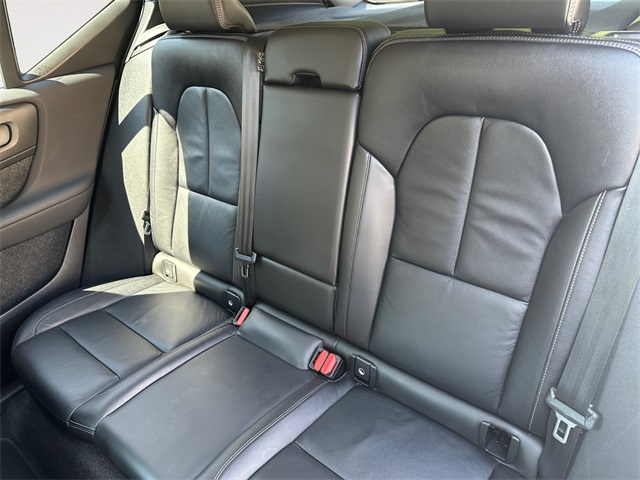 2022 Volvo XC40 Momentum T5 AWD photo 12