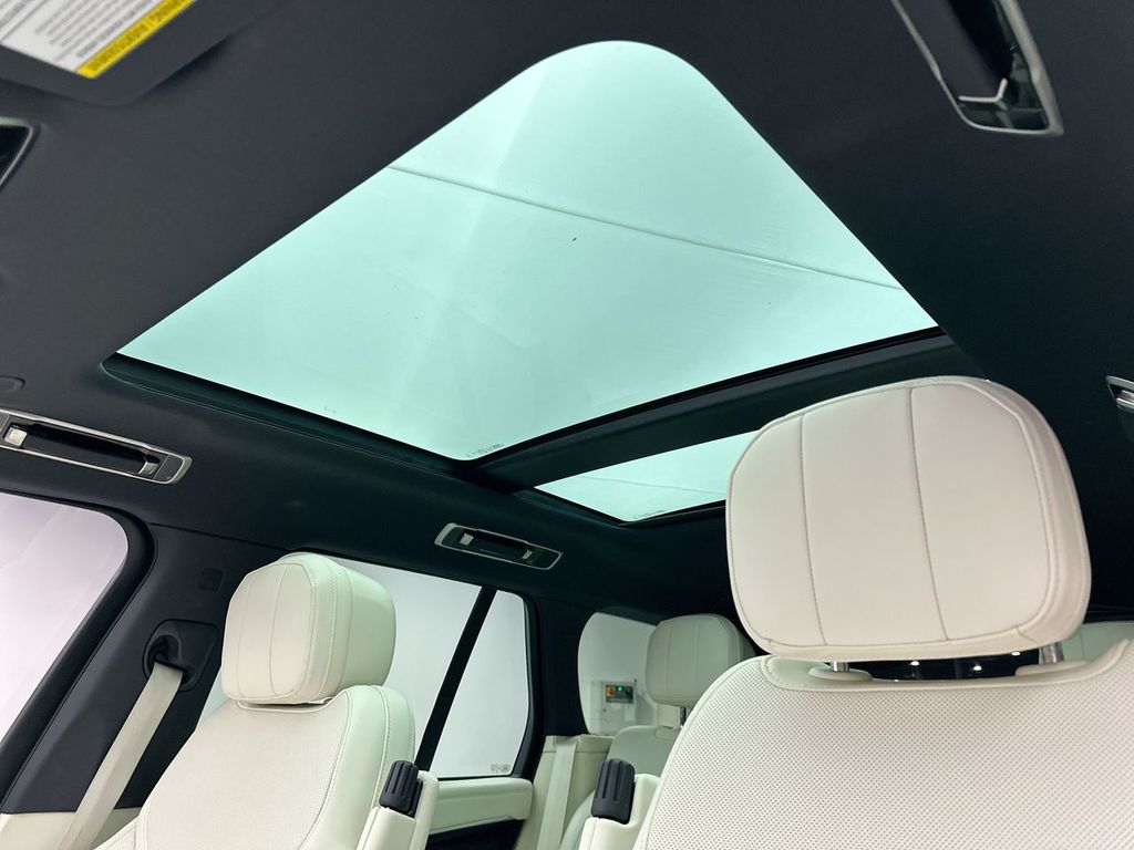 2024 Land Rover Range Rover SE photo 16