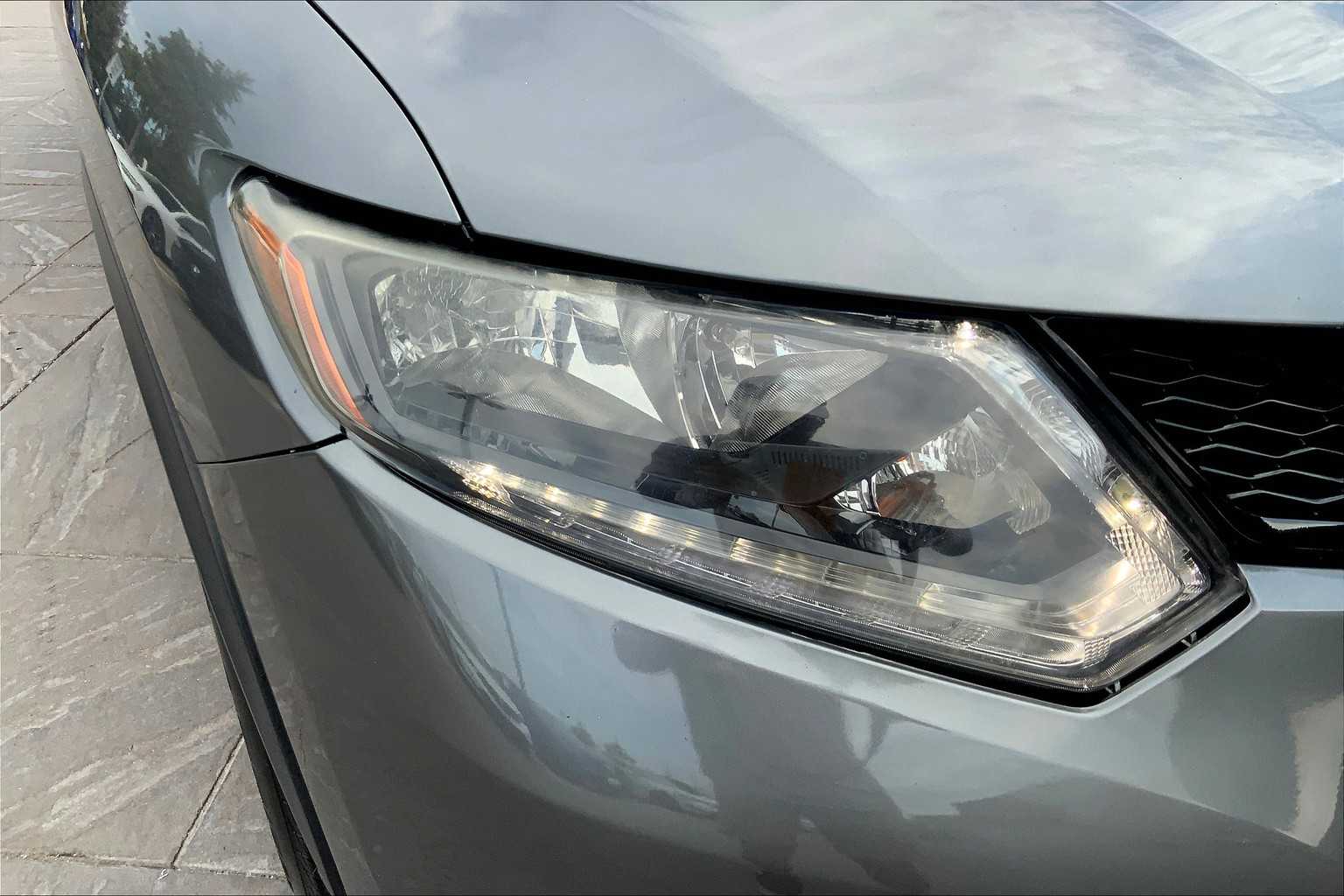 2016 Nissan Rogue SV photo 26