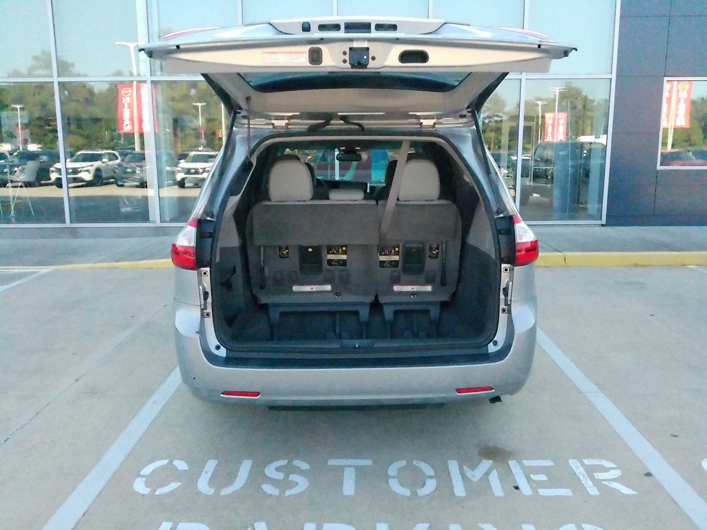 2018 Toyota Sienna XLE photo 16