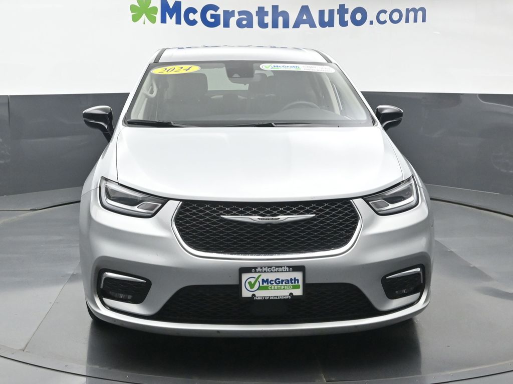 2024 Chrysler Pacifica Touring L photo 2