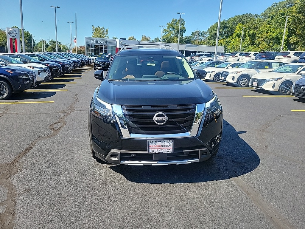 2025 Nissan Pathfinder Platinum photo 2