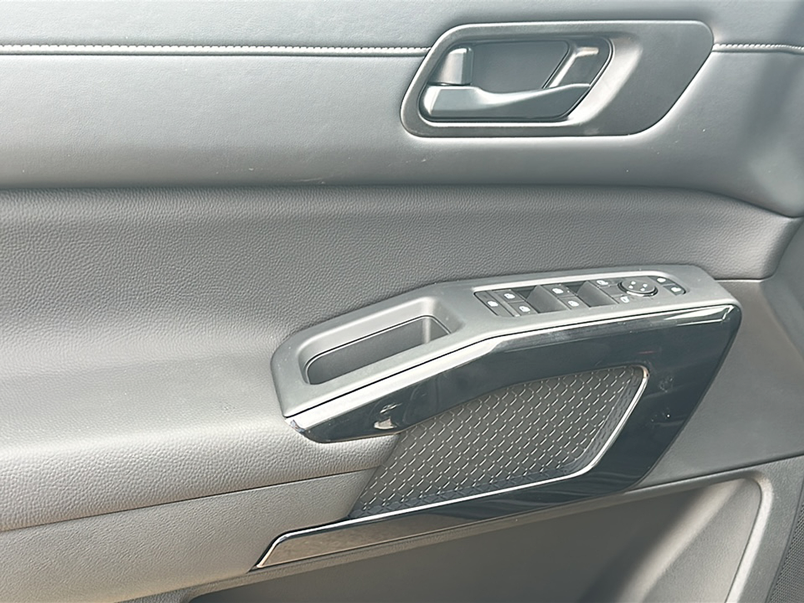 2025 Nissan Pathfinder SV photo 4