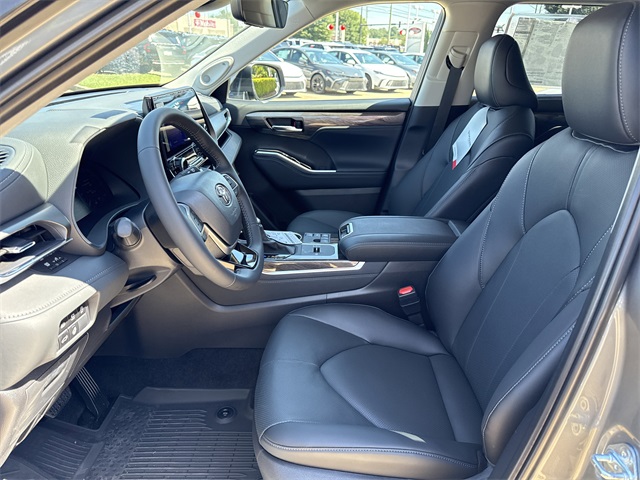 2025 Toyota Highlander Limited photo 10