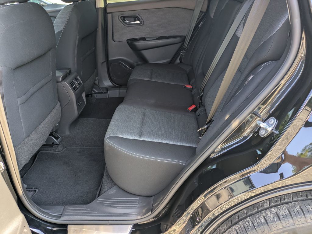 2021 Nissan Rogue SV photo 22