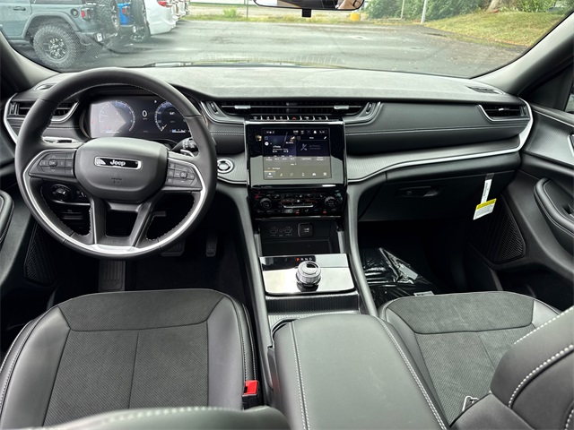 2025 Jeep Grand Cherokee Altitude photo 2