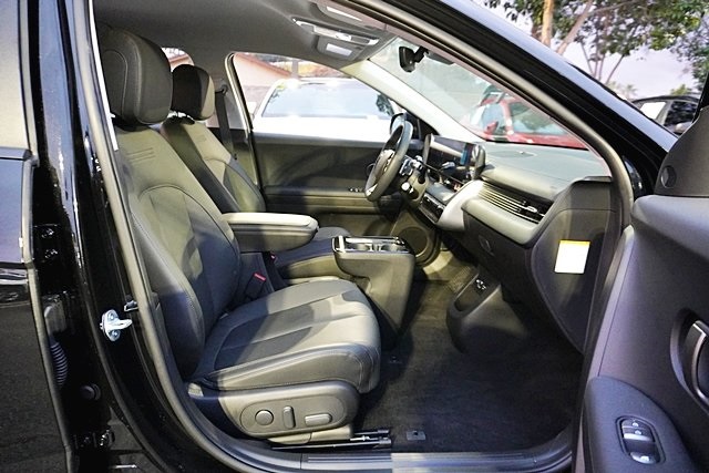 Used 2025 Black Hyundai SEL image 10