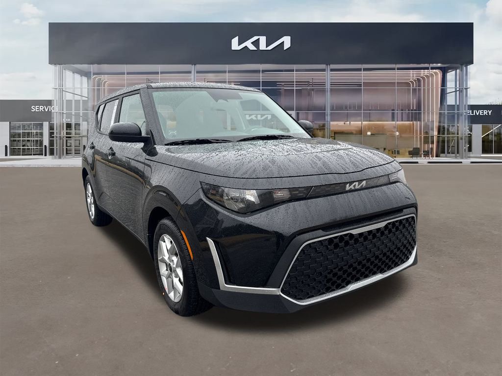2025 Kia Soul LX's photo