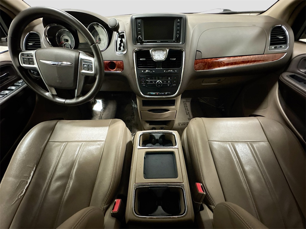 2013 Chrysler Town & Country Touring photo 6