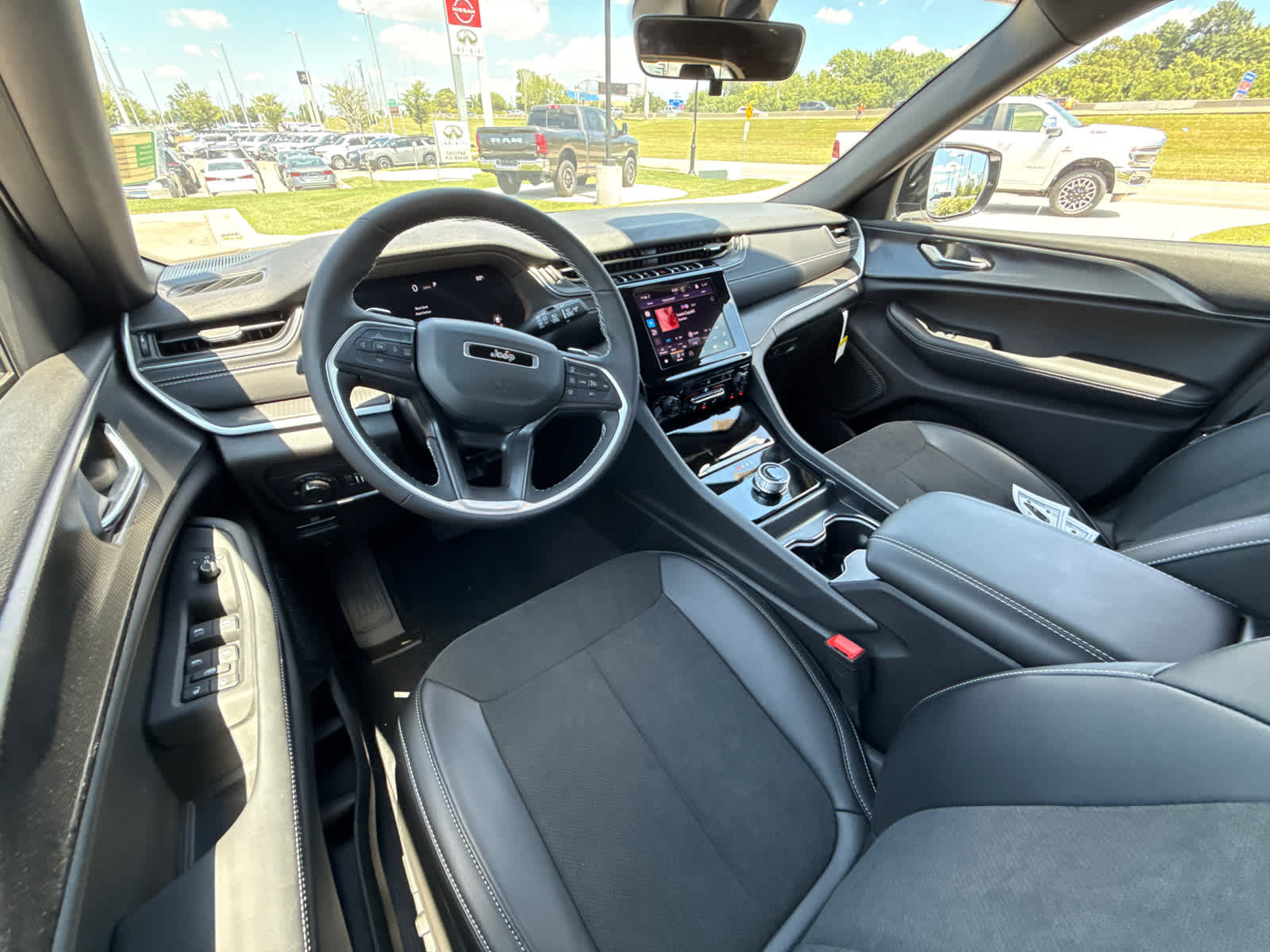 2025 Jeep Grand Cherokee Laredo photo 14