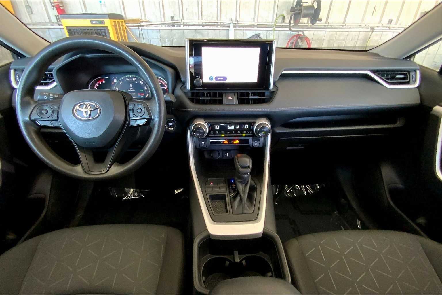 2024 Toyota RAV4 XLE photo 14