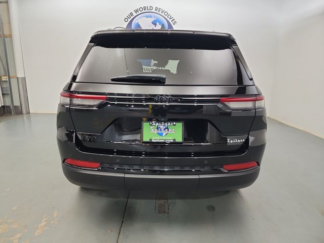 2022 Jeep Grand Cherokee Altitude photo 3