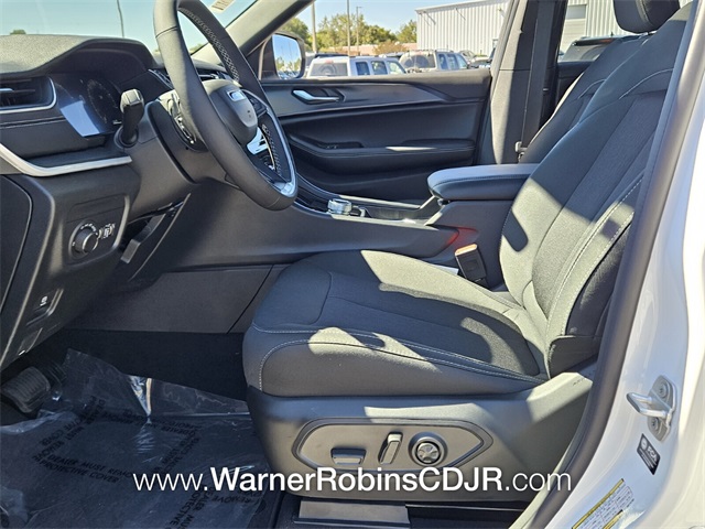 2025 Jeep Grand Cherokee Laredo photo 3