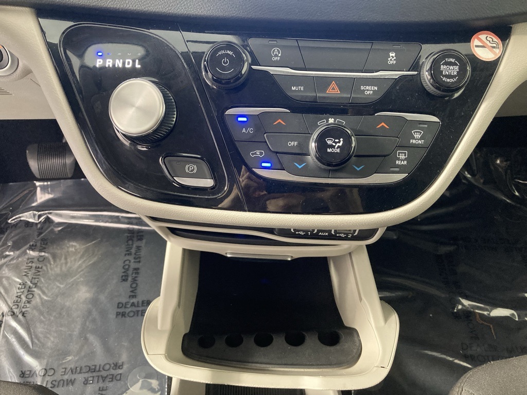2022 Chrysler Voyager LX photo 8