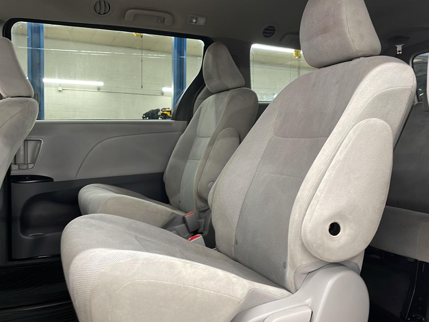 2020 Toyota Sienna L photo 8