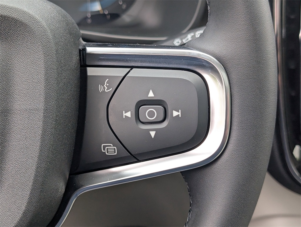 2025 Volvo XC40 photo 16