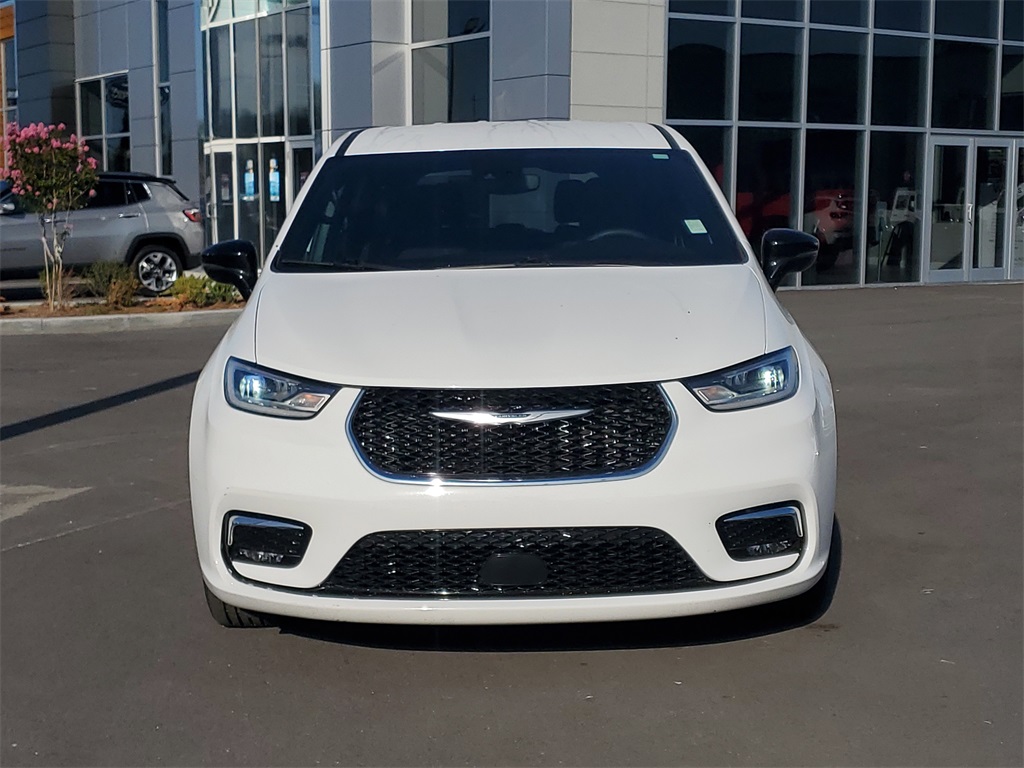 2024 Chrysler Pacifica Touring photo 5