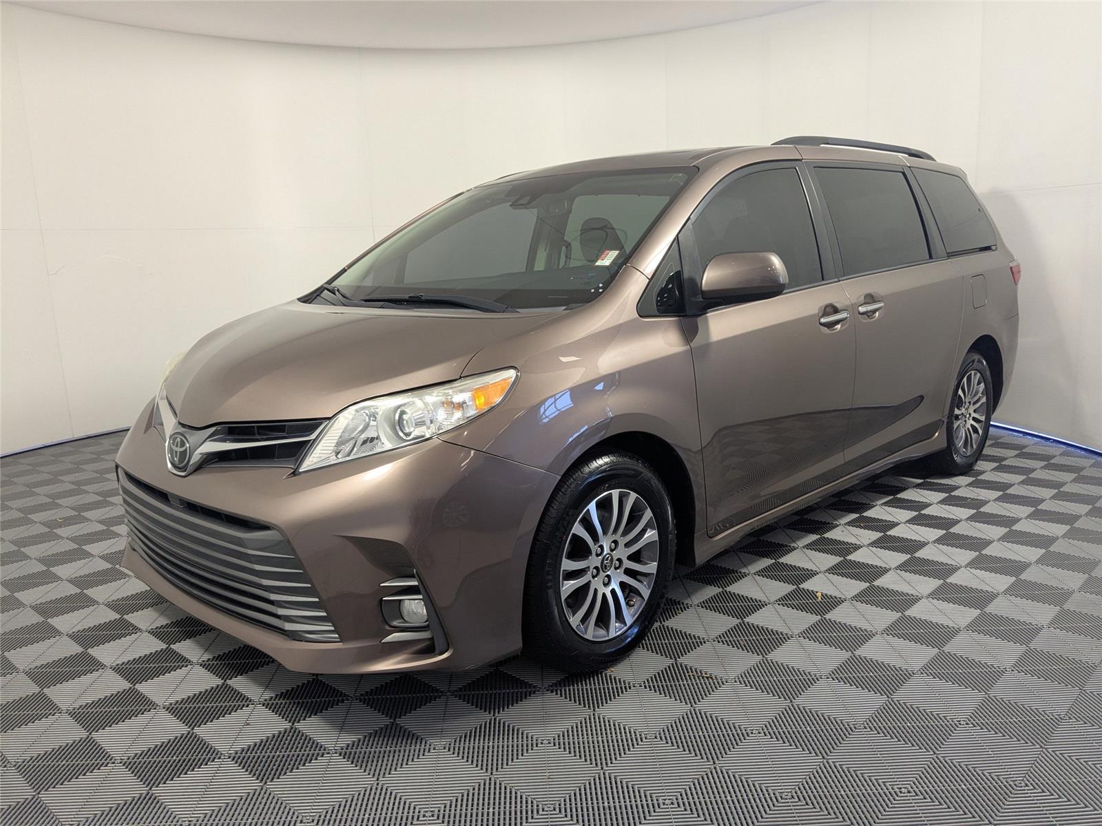 2020 Toyota Sienna XLE's photo