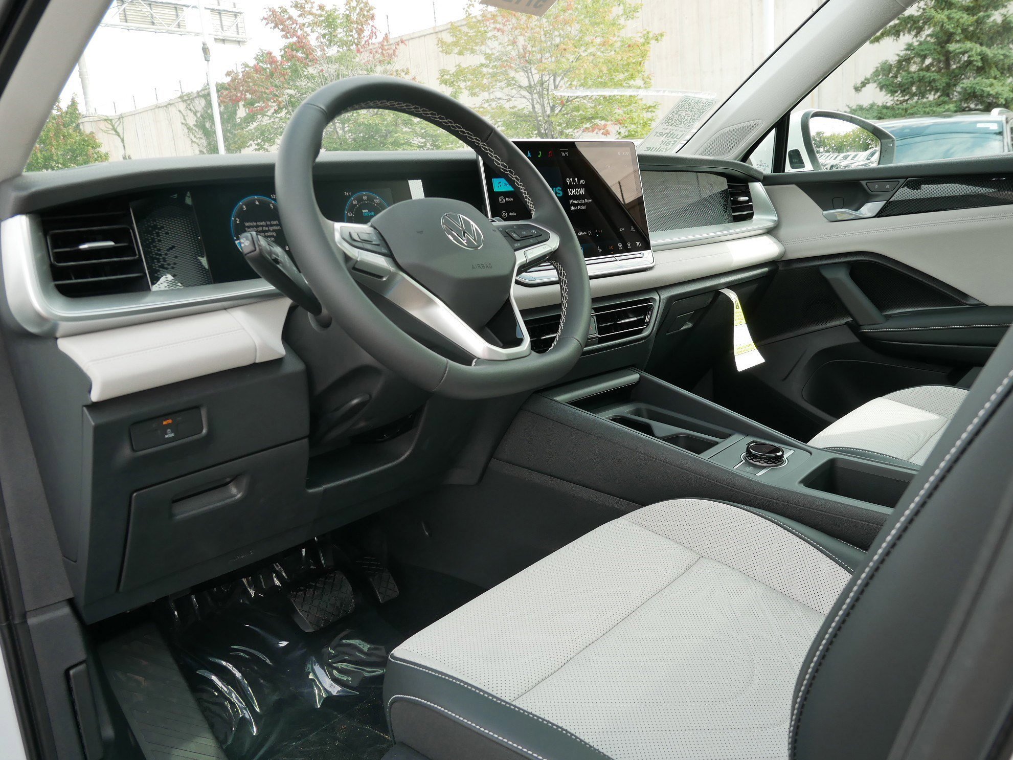 2025 Volkswagen Tiguan SE photo 3