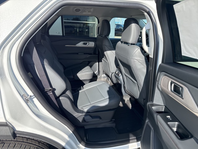 2025 Ford Explorer photo 23