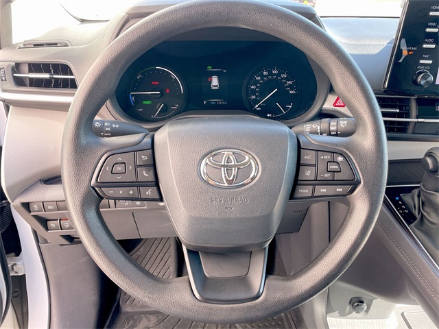 2024 Toyota Sienna LE photo 3