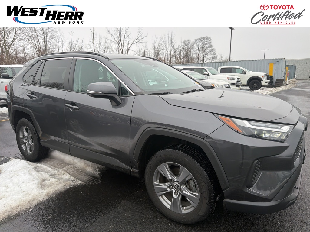 2022 Toyota RAV4 XLE's photo