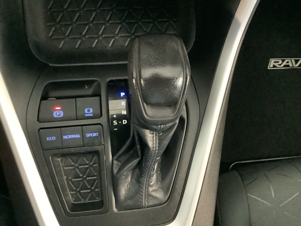 2020 Toyota RAV4 XLE photo 21