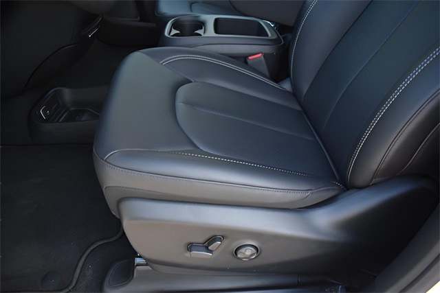 2025 Chrysler Pacifica Hybrid photo 12