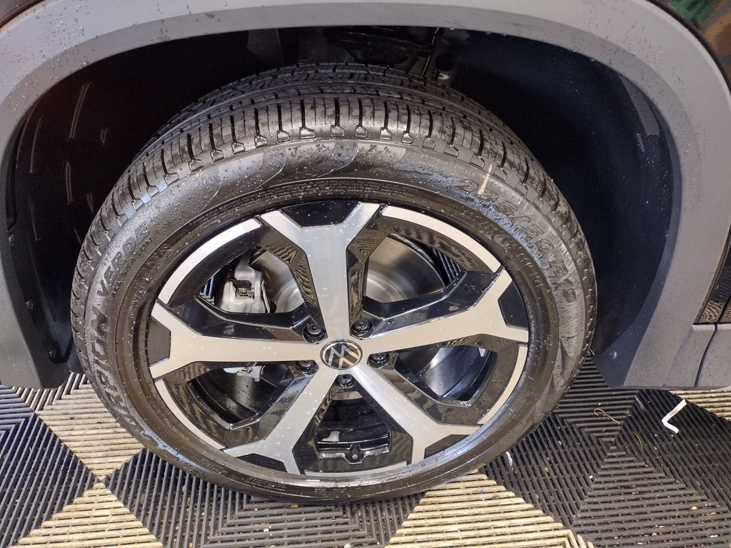 2025 Volkswagen Tiguan SE photo 2