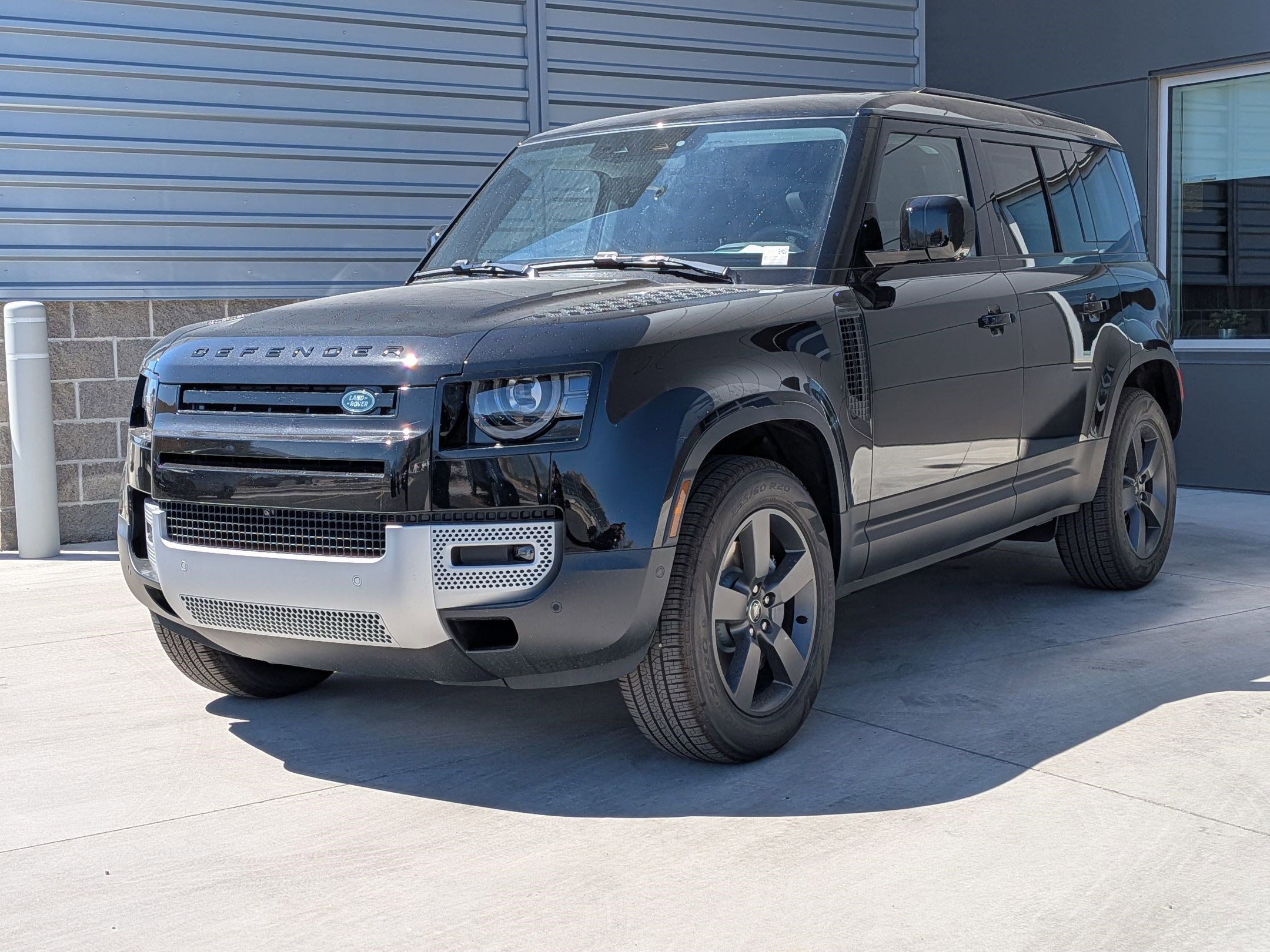2025 Land Rover Defender 110 S photo 3