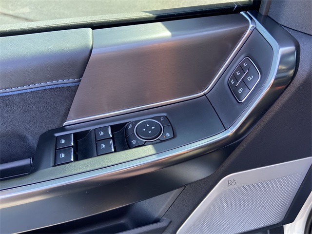 2025 Ford F-150 Platinum photo 4