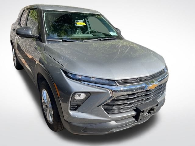 2025 Chevrolet Trailblazer LS photo 2