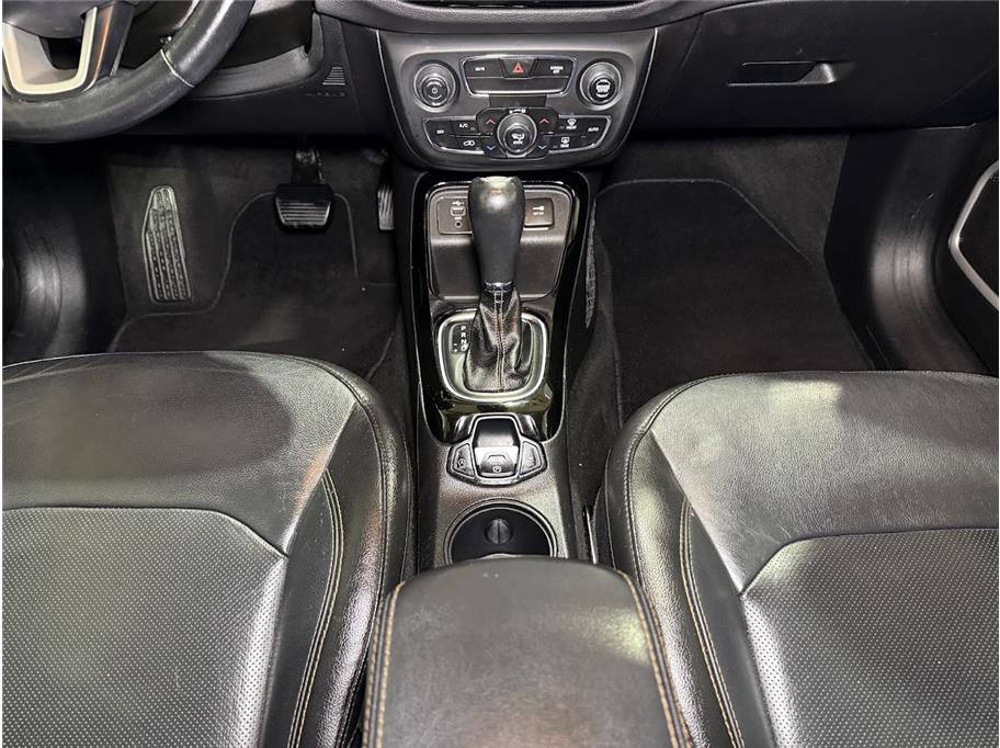 Used 2019 Diamond Black Crystal Pearlcoat Jeep Limited image 19