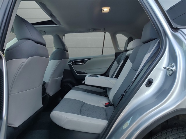 2022 Toyota RAV4 Hybrid XLE photo 15