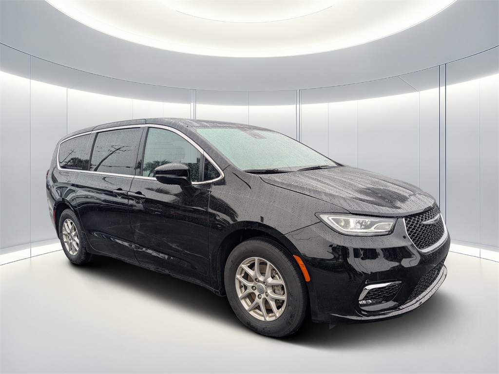 2025 Chrysler Pacifica Select's photo