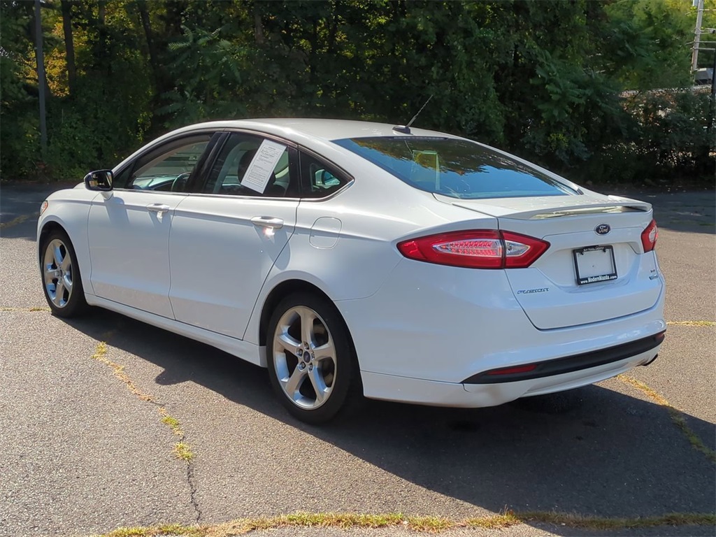 2016 Ford Fusion SE photo 2